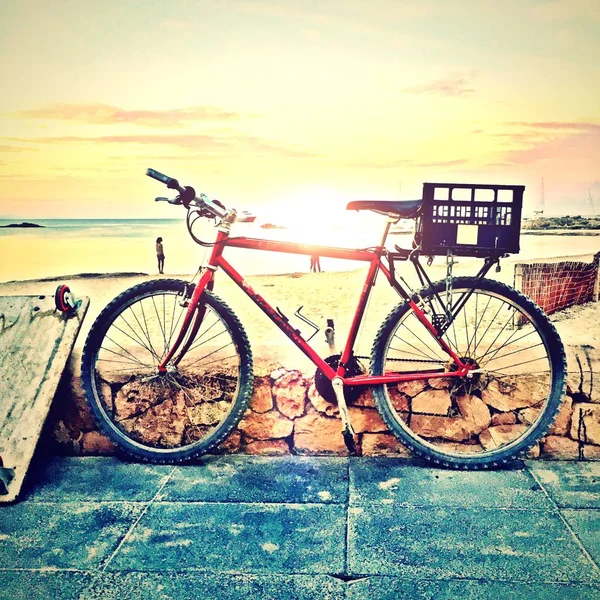 Старий велосипед на гарний захід сонця — стокове фото
