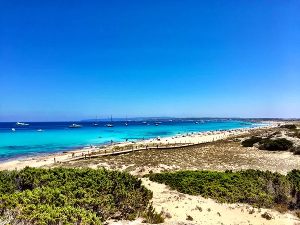 Krásné Slunečné pobřeží den v Formentera — Stock fotografie