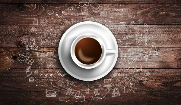 Чашка кави на реальному дерев'яному столі — стокове фото