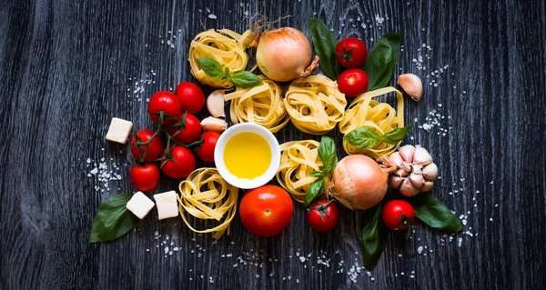 Draufsicht Auf Alle Notwendigen Nahrungsbestandteile Für Eine Klassische Italienische Pasta — Stockfoto