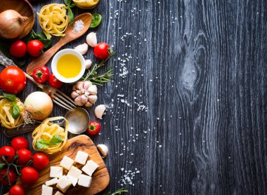 Fesleğen ve zeytinyağı ile domates sosu ile klasik İtalyan makarna yapmak için tüm gerekli gıda bileşenleri Üstten Görünüm