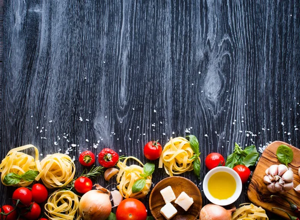 Draufsicht Auf Alle Notwendigen Nahrungsbestandteile Für Eine Klassische Italienische Pasta — Stockfoto