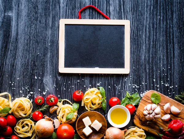 Draufsicht Auf Alle Notwendigen Nahrungsbestandteile Für Eine Klassische Italienische Pasta — Stockfoto