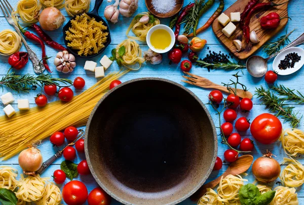 Draufsicht Auf Alle Notwendigen Nahrungsbestandteile Für Eine Klassische Italienische Pasta — Stockfoto