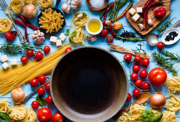 Draufsicht Auf Alle Notwendigen Nahrungsbestandteile Für Eine Klassische Italienische Pasta — Stockfoto