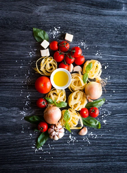 Draufsicht Auf Alle Notwendigen Nahrungsbestandteile Für Eine Klassische Italienische Pasta — Stockfoto