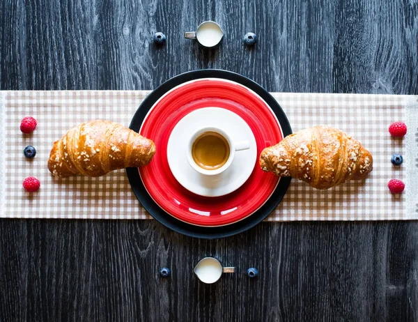 Vista Superior Uma Mesa Madeira Com Xícara Café Croissants — Fotografia de Stock
