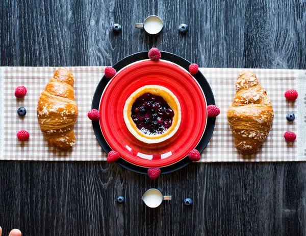 Vista Superior Uma Mesa Madeira Com Bolo Croissants — Fotografia de Stock