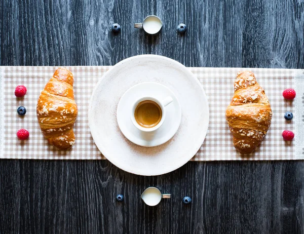 Ovanifrån Ett Bord Trä Med Kopp Kaffe Croissanter Färska Bär — Stockfoto