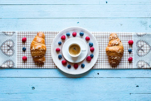 Vue Dessus Une Table Bois Avec Tasse Café Croissants Baies — Photo