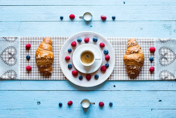 Vue Dessus Une Table Bois Avec Tasse Café Croissants Baies — Photo