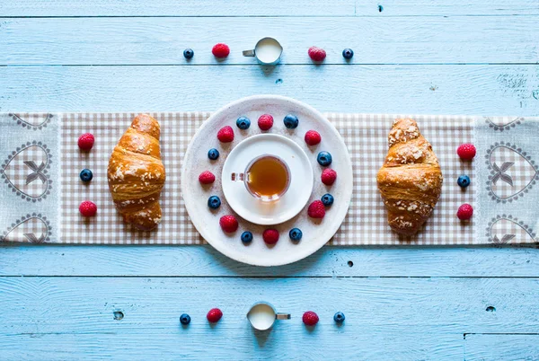 Vista Superior Uma Mesa Madeira Com Xícara Café Croissants Bagas — Fotografia de Stock