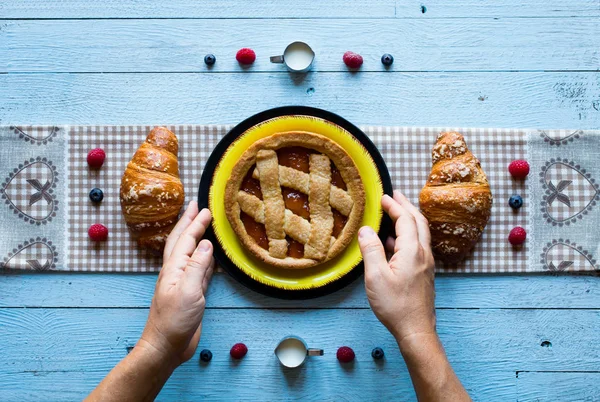 Vista Superior Uma Mesa Madeira Com Bolo Croissants Mãos Segurando — Fotografia de Stock