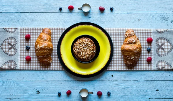 Vista Superior Uma Mesa Madeira Com Bolo Croissants — Fotografia de Stock