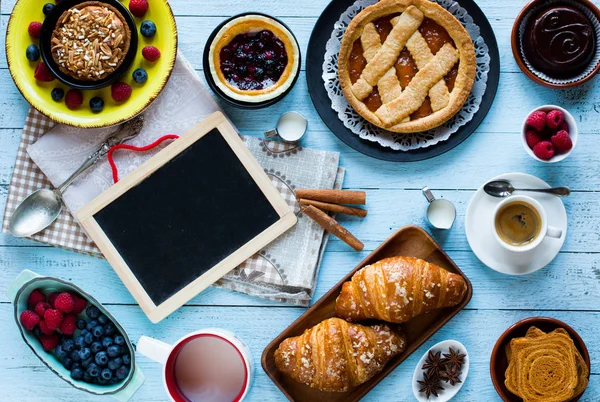 Vista Superior Uma Madeira Com Bolos Doces Café Tablet — Fotografia de Stock