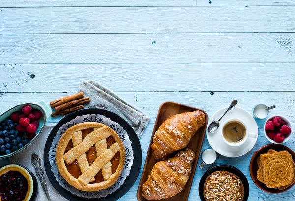 Vista Superior Uma Madeira Com Bolos Frutas Café Doces — Fotografia de Stock