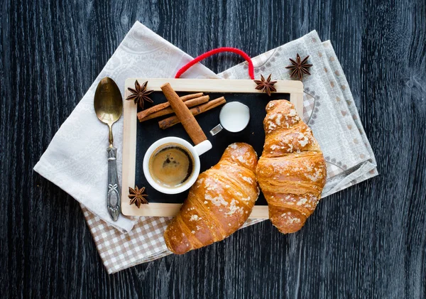 Vista Superior Uma Mesa Madeira Com Croissants Café — Fotografia de Stock