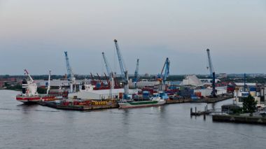 Hamburg Limanı, Elbe üzerinde