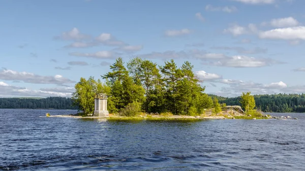 Karelya, adanın eski deniz feneri doğası