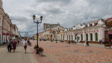 Tambov, Rusya - 15 Temmuz 2015: Meşgul Pazar caddede Tambov