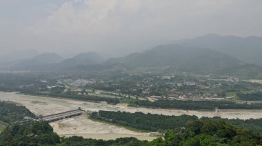 Dujiangyan, Çin - 31 Haziran 2013: Şehrin görünümünü