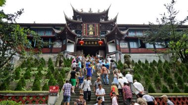 Dujiangyan, Çin - 31 Haziran 2013: Konfüçyüs Tapınağı
