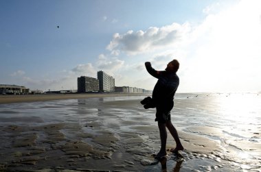 Ostend, Belçika - 9 Eylül 2014: Köpekle oynayan adam