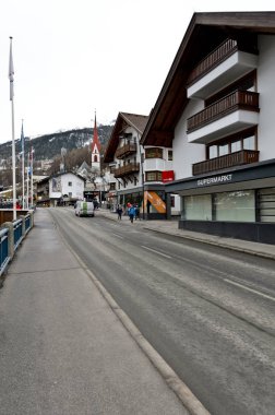 Soelden, Avusturya - 29 Kasım 2019: Dorf Caddesi