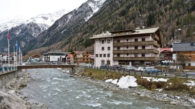 Soelden, Avusturya - 29 Kasım 2019: Embankment Etstaler Ache Nehri