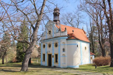 Şapel mavi gökyüzü ile parkta