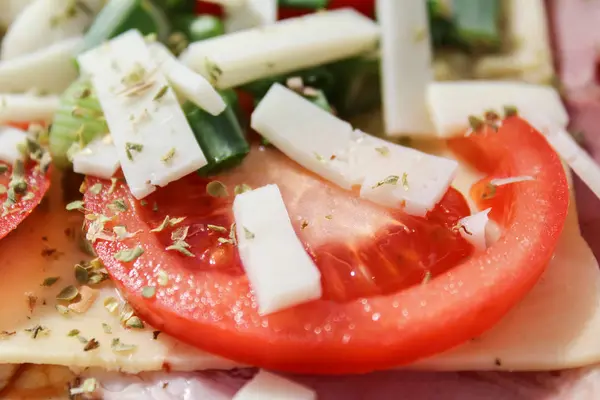 Tomate mit Käse-Schinken und grünen Zwiebeln — Stockfoto