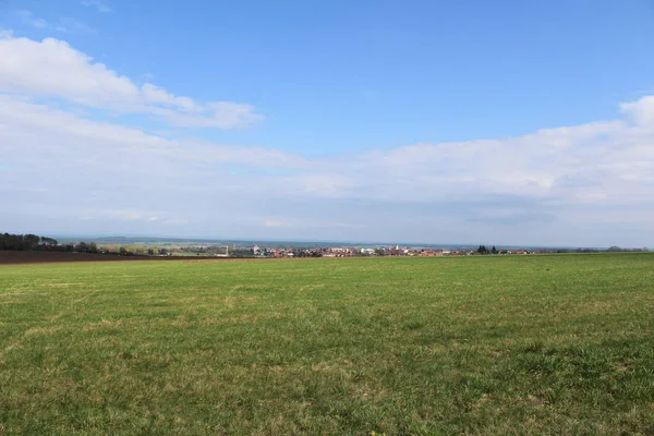 Paysage tchèque, vue panoramique sur la ville Lisov — Photo