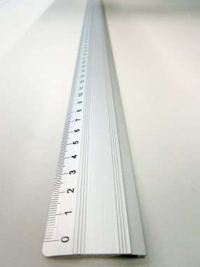 Beyaz arka planda santimetrelik ölçeği olan cetvel