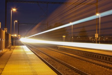 Güçlü ışık gece sce istasyonunda uzun pozlama ile tren
