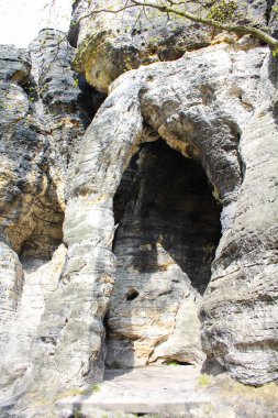 Tisa dağda kaya, mağara. Çek manzara