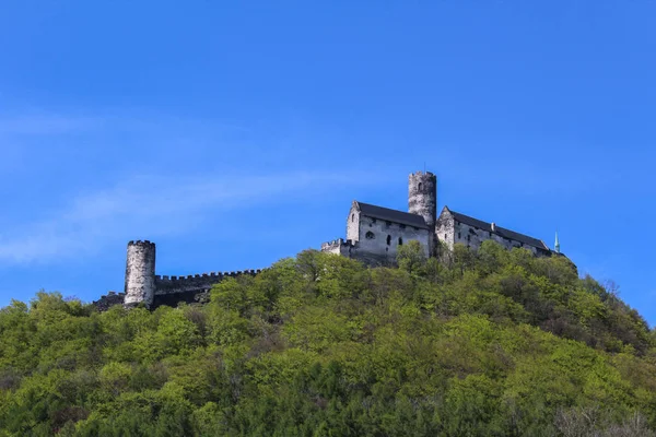 Schloss Bezdes in der Nähe von Machas See. tschechische Landschaft — Stockfoto