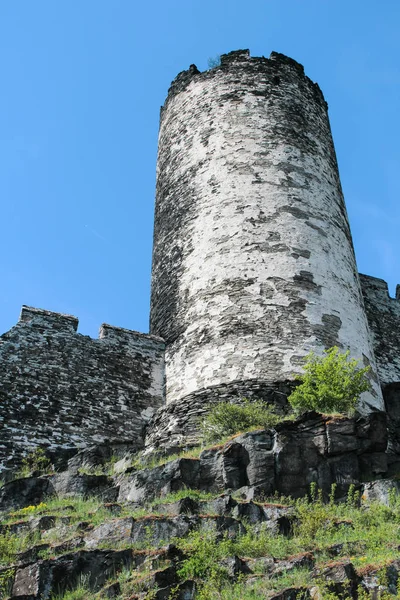 Turnul castelului cu cer albastru. Peisaj ceh — Fotografie, imagine de stoc