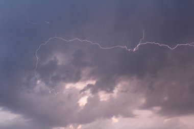 Yıldırım tarafından gelen ile gri fırtına bulutları