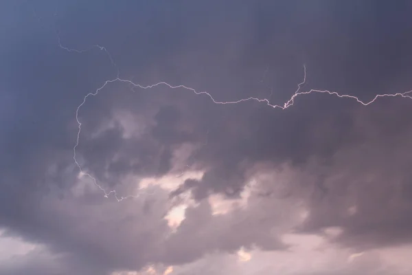 Awan badai abu-abu dengan petir dari samping — Stok Foto