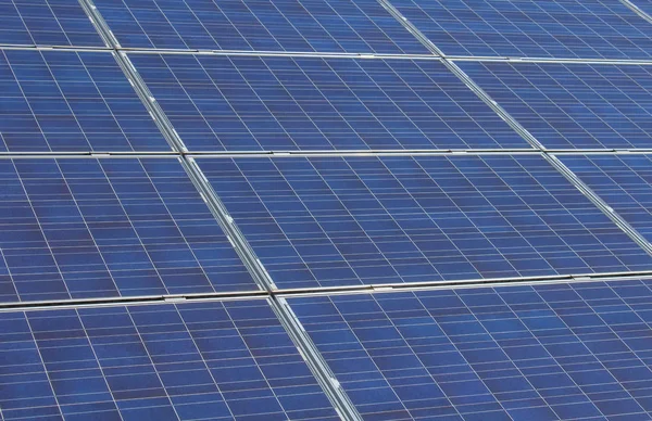 Foto detalhada para painéis solares fotovoltaicos em armação metálica — Fotografia de Stock