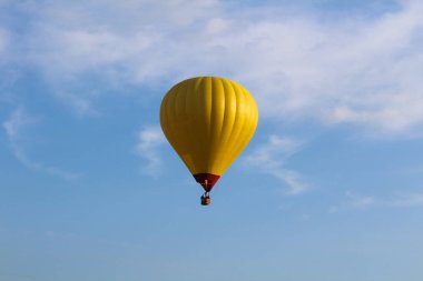 Mavi gökyüzü üzerinde sarı sıcak hava balonu