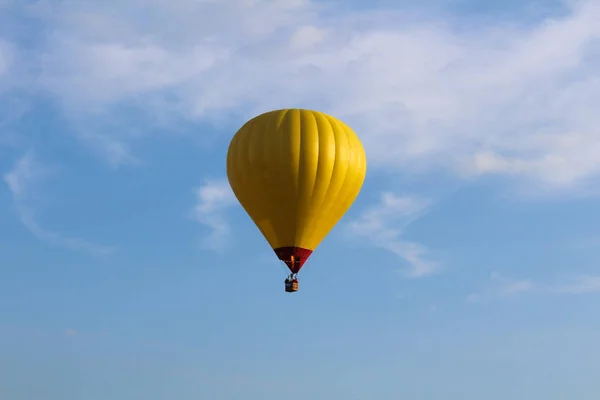 Gelber Heißluftballon am blauen Himmel — Stockfoto