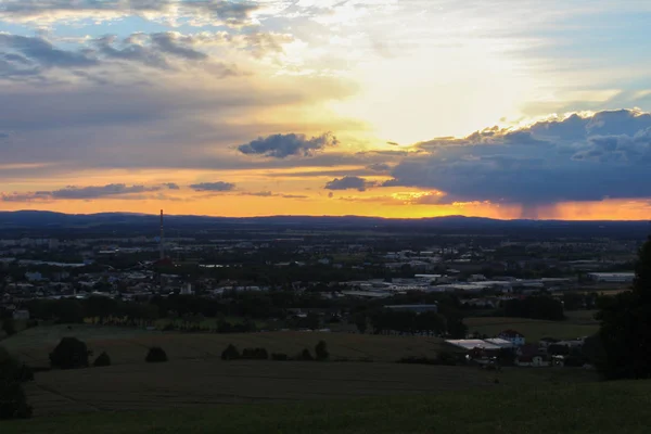 Vista panoramica sulla città Ceske Budejovice al tramonto, foto da vicino — Foto Stock