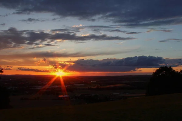 Vista panorâmica sobre a cidade Ceske Budejovice ao pôr do sol com raios de sol — Fotografia de Stock