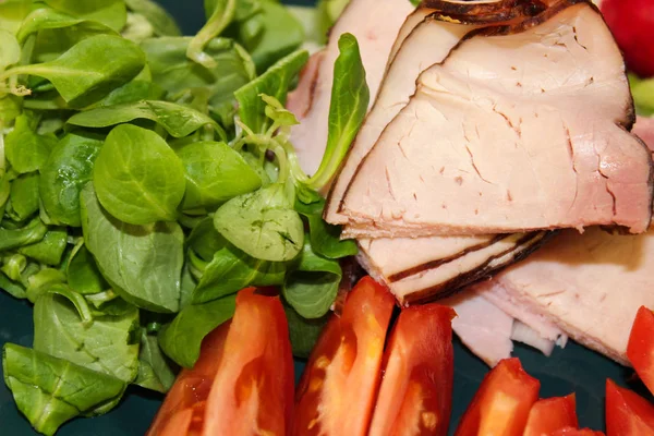 Scheibe geräuchertes Fleisch mit Tomaten und Kräutern — Stockfoto