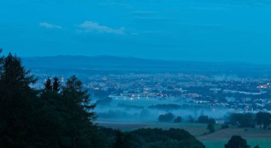 Ağaçlar ile sabah sis şehir, Ceske Budejovice, Çek mühendis