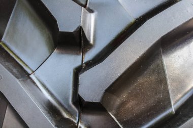 Büyük lastik siyah traktör lastiği, yakın çekim fotoğraf