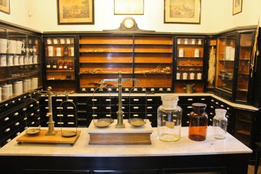 Cam ve kase ağırlığı ile eski Eczanesi