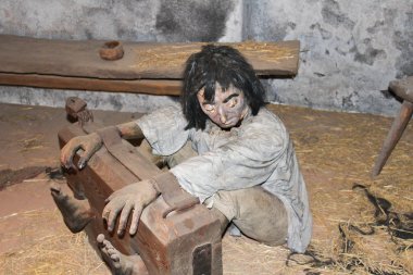 Oda, eski işkence uygulama içinde kukla bağlı