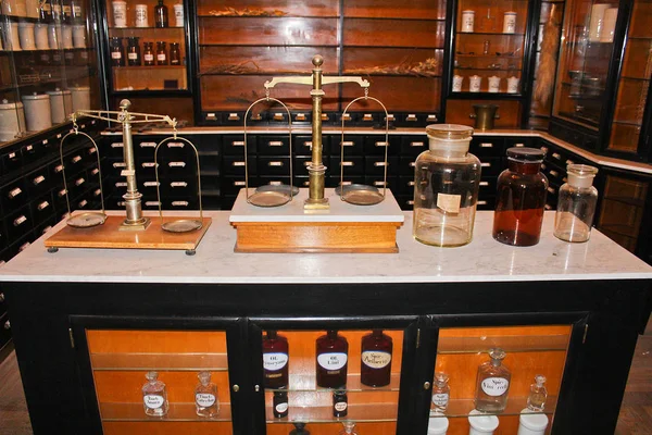 Farmácia velha com peso de vidro e tigela, foto de close-up — Fotografia de Stock